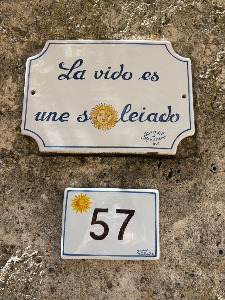 Moustiers-Sainte-Marie 當地陶藝師傅手作的陶瓷門牌 Faïence ceramic house number