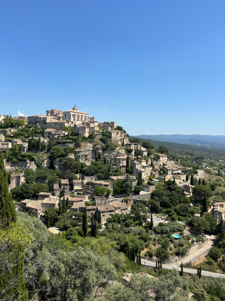 法國最美小鎮 Gordes 石頭城俯瞰與乾石建築景觀